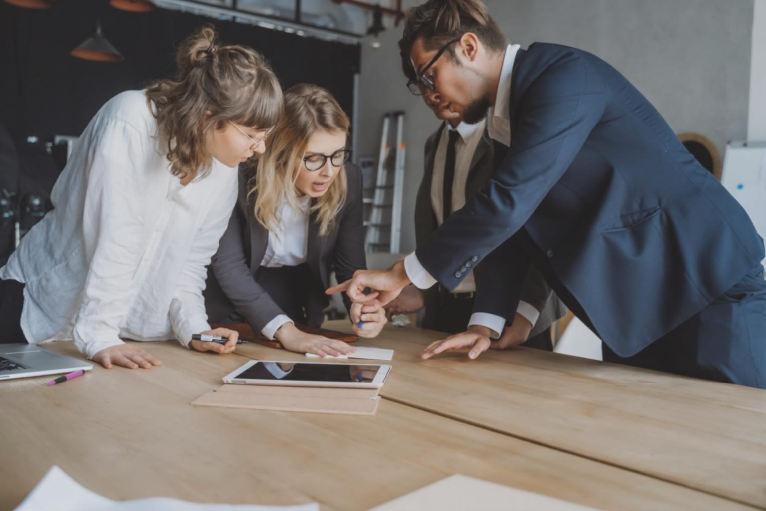 Modernes Büro mit offener Arbeitsatmosphäre